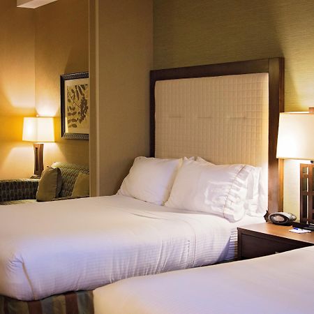 Holiday Inn Express & Suites Logan By Ihg Bagian luar foto
