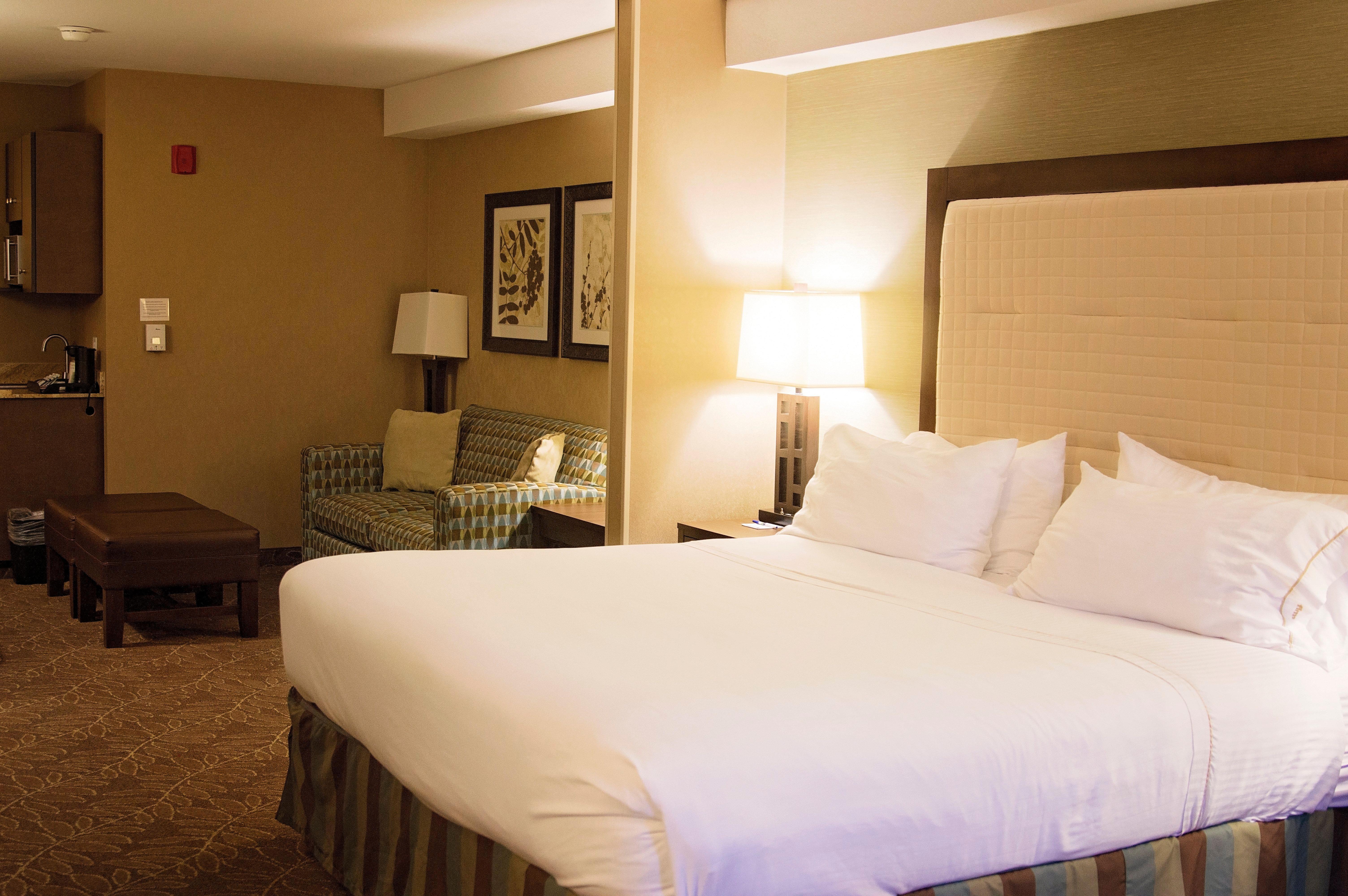 Holiday Inn Express & Suites Logan By Ihg Bagian luar foto