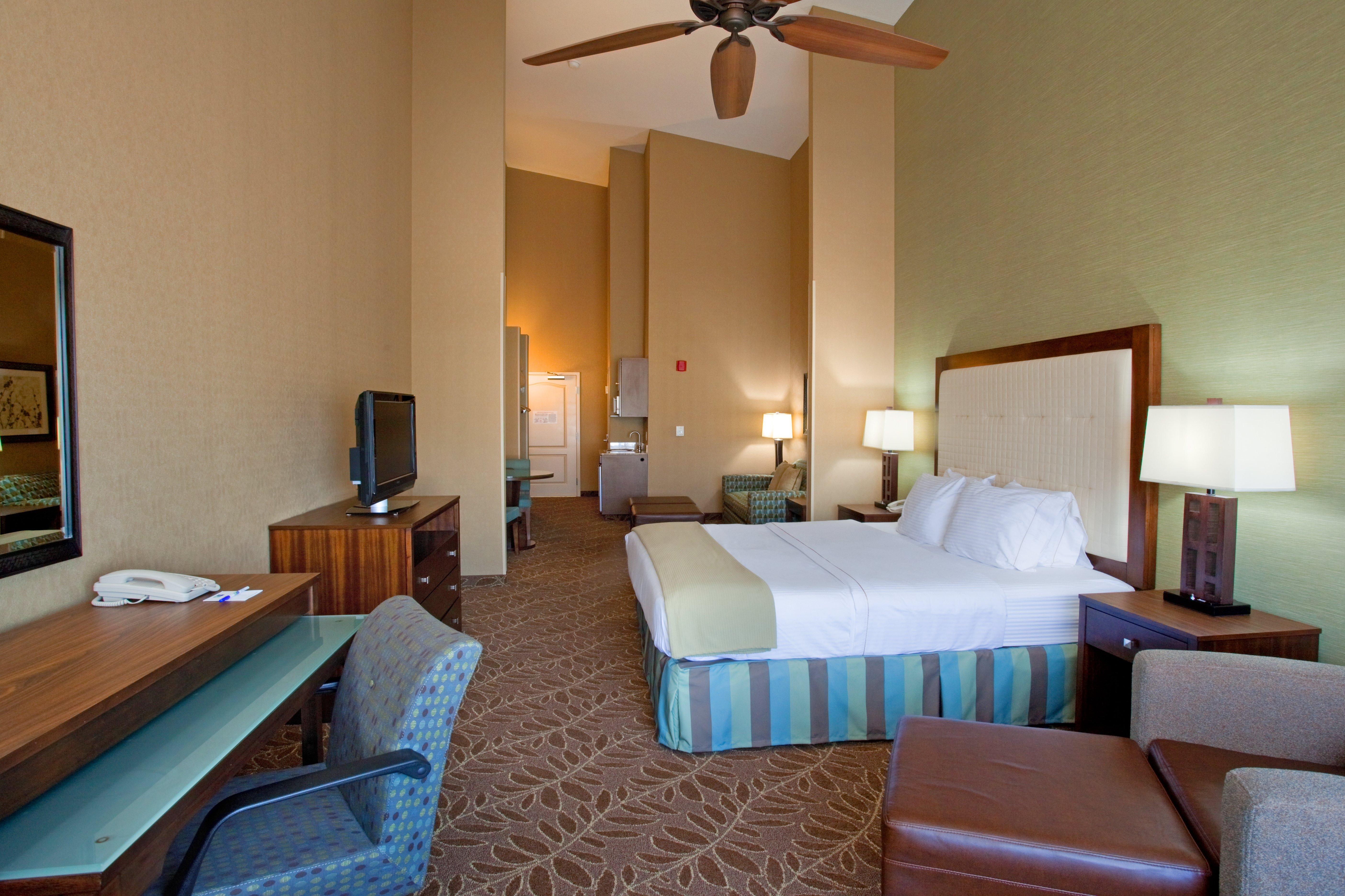 Holiday Inn Express & Suites Logan By Ihg Bagian luar foto