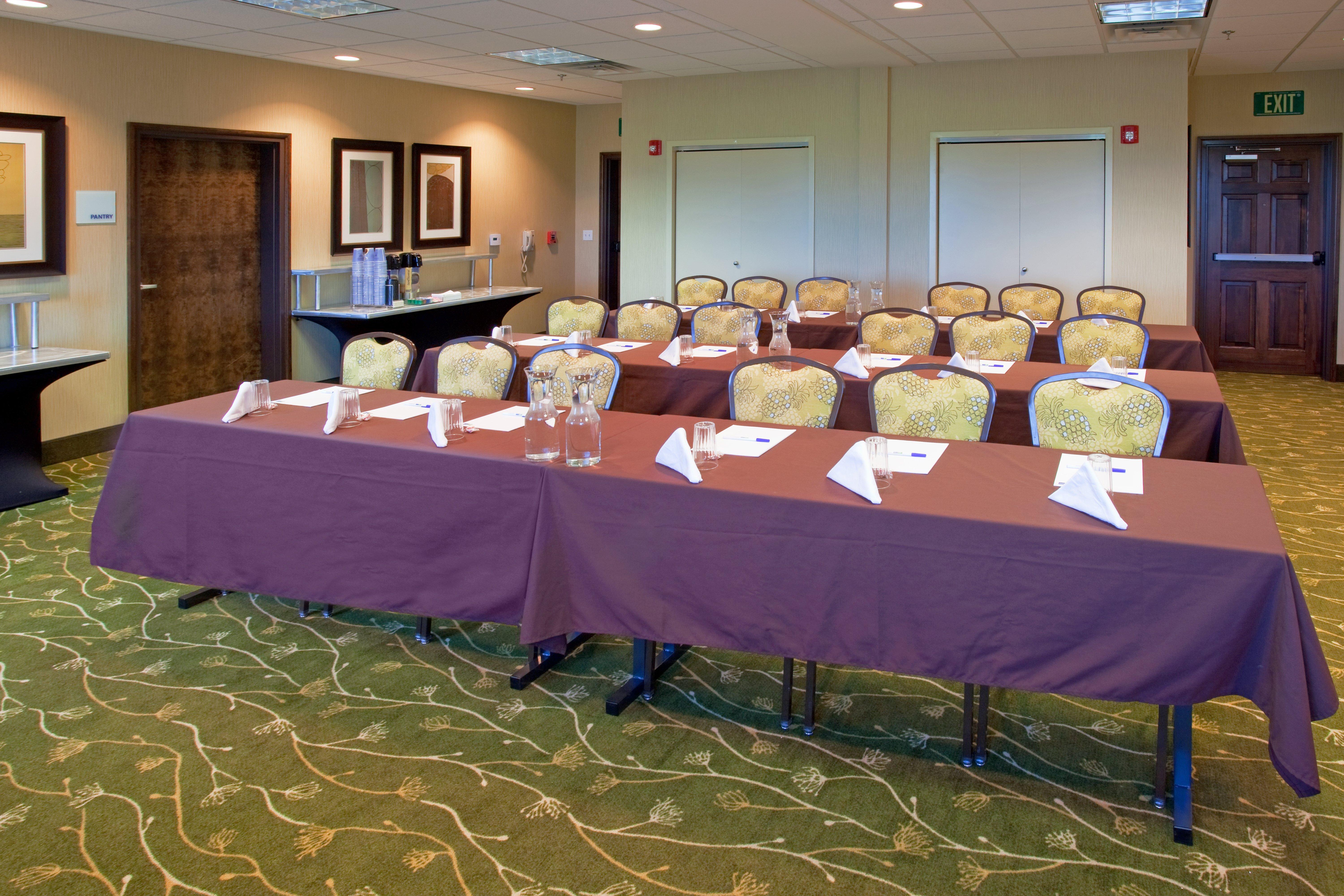 Holiday Inn Express & Suites Logan By Ihg Bagian luar foto