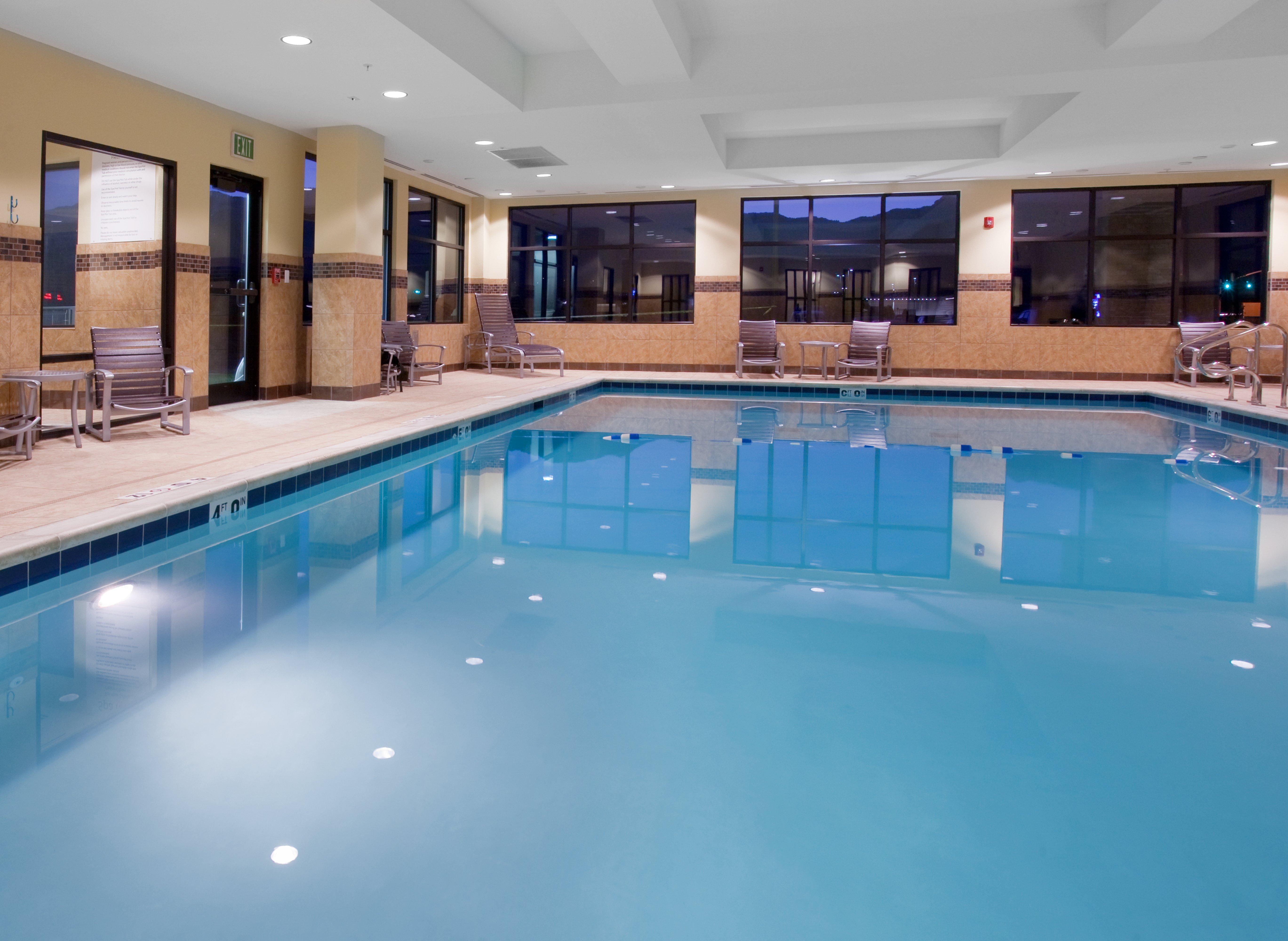Holiday Inn Express & Suites Logan By Ihg Bagian luar foto