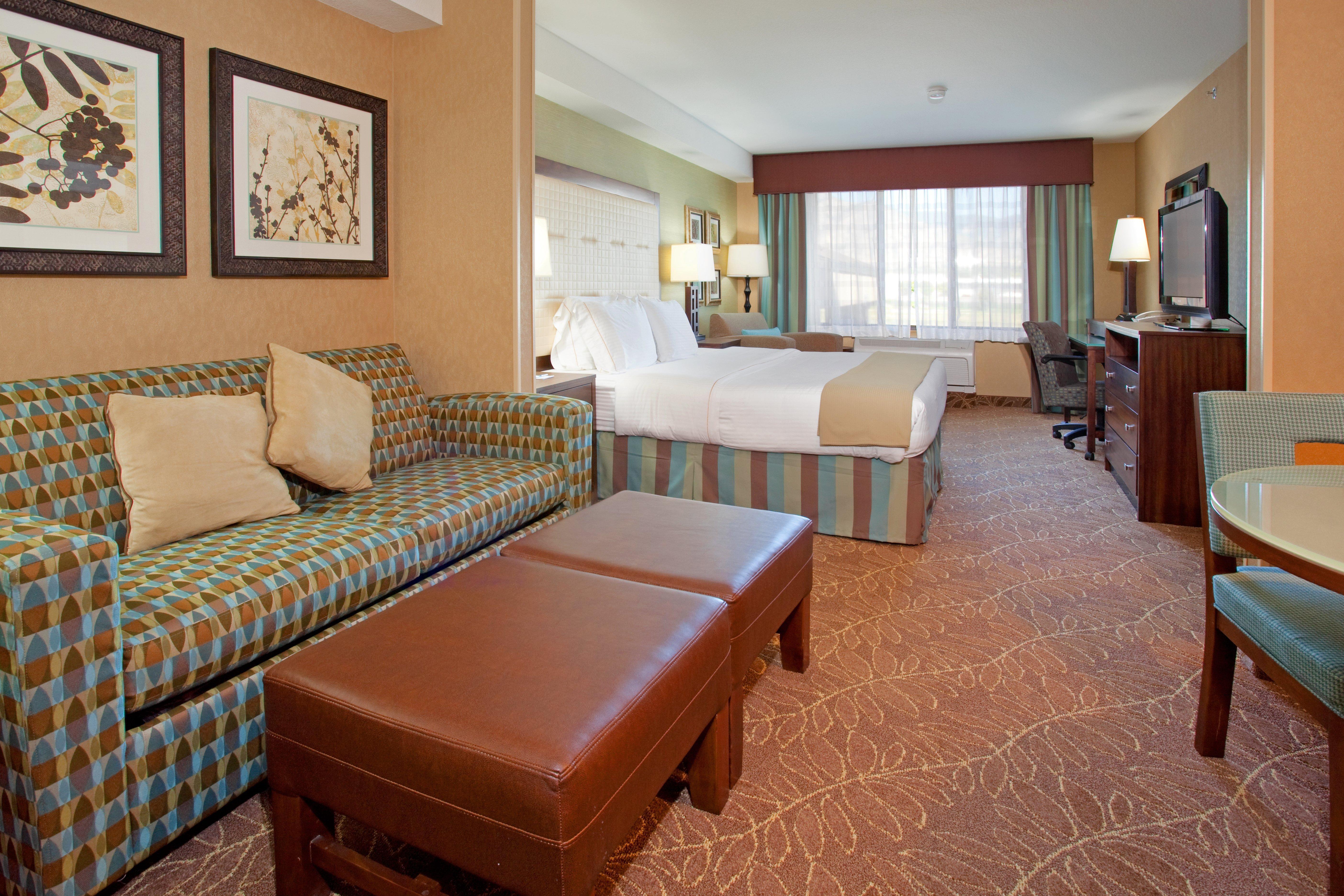 Holiday Inn Express & Suites Logan By Ihg Bagian luar foto