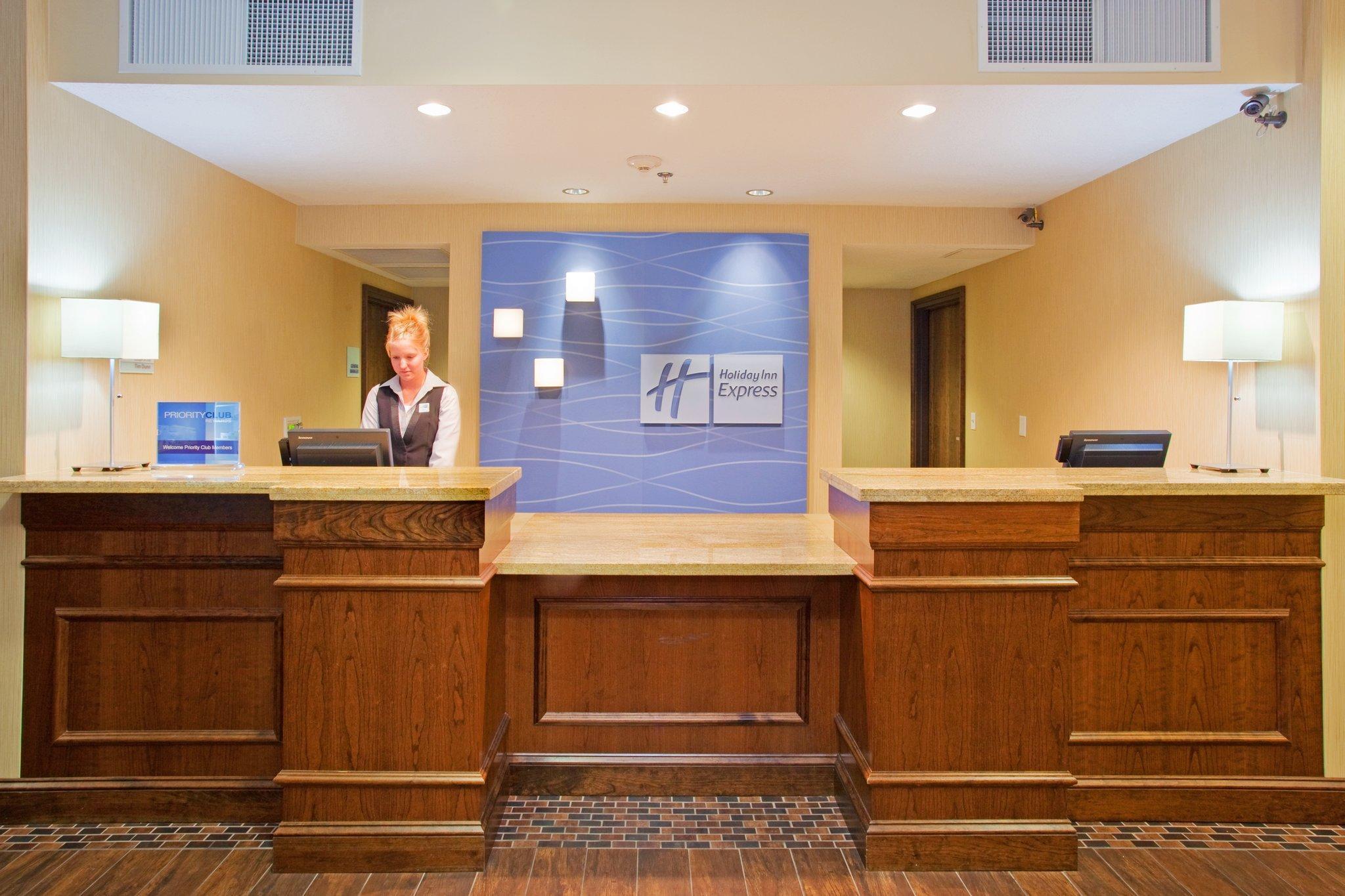 Holiday Inn Express & Suites Logan By Ihg Bagian luar foto