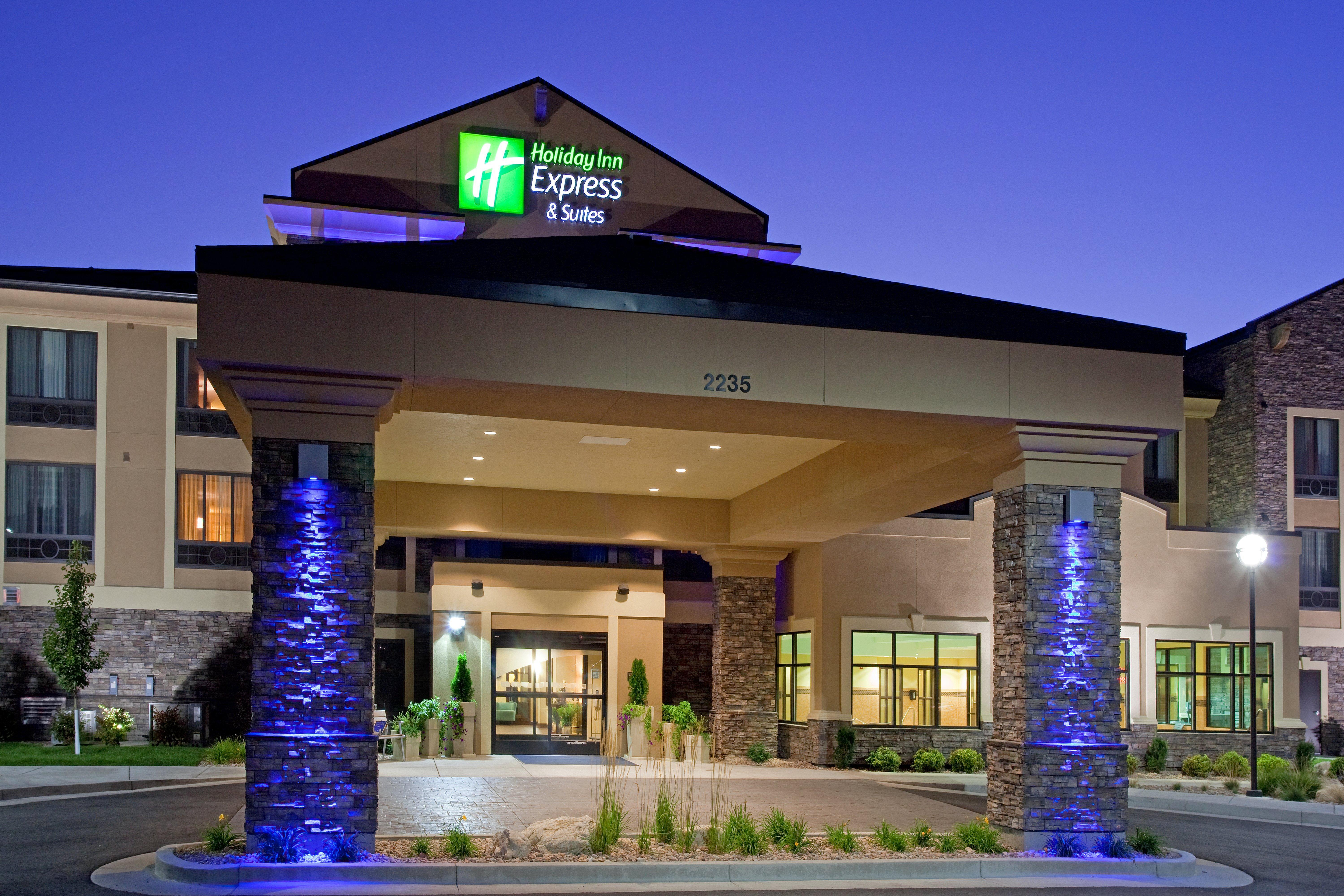 Holiday Inn Express & Suites Logan By Ihg Bagian luar foto